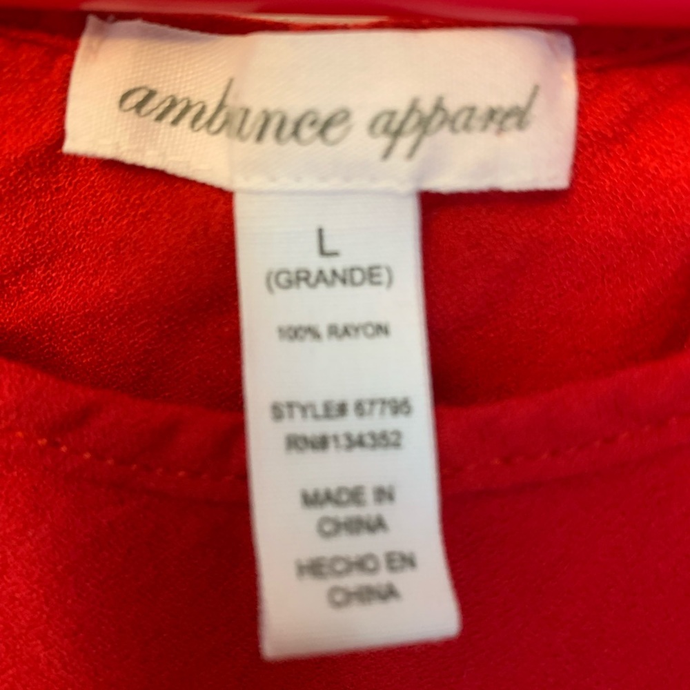 š Sleeveless Red Top With Back Slit - Picture 3 of 4